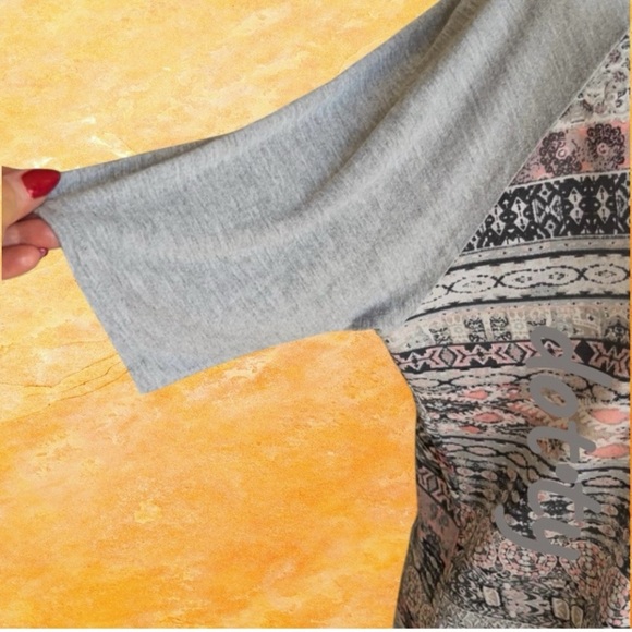 Women's Patterned Gray and Pink Top w/ 🦋 embroidery - Picture 4 of 11